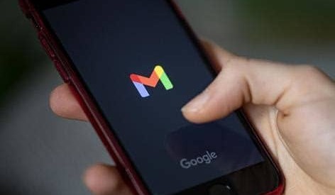 pantalla de móvil con el logo de la app de gmail